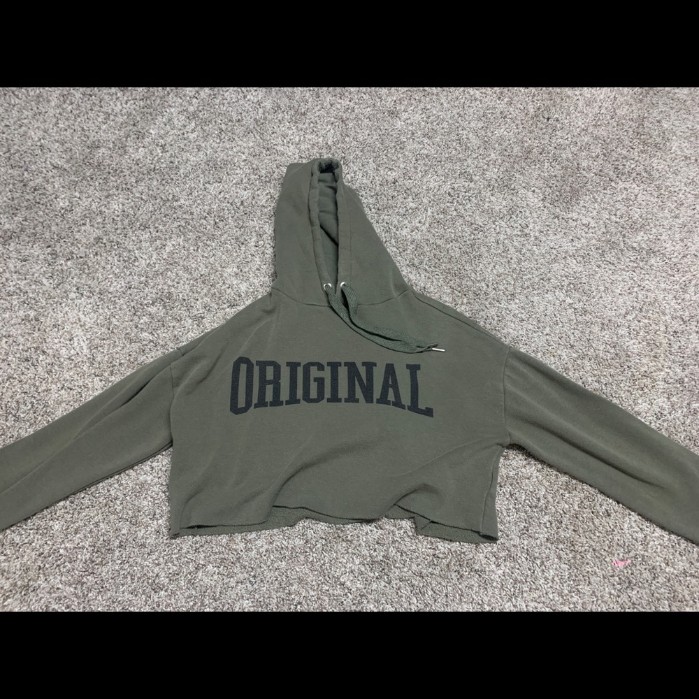 H&M cropped green sweatshirt